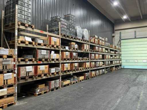 Industrielles Palettenlagerregal, mehrere Bereiche, verkauft ohne Inhalt